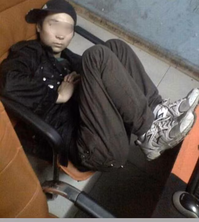 Tư thế ngủ không cần quy củ của game thủ. 