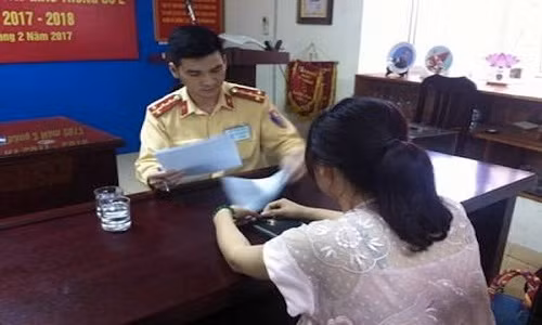 Vu di nguoc chieu tren cau Nhat Tan: Nu lai xe bi thu bang