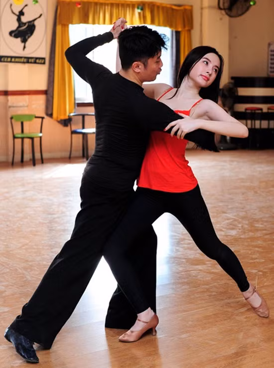 Khán giả không khỏi tiếc nuối khi chứng kiến Phương Trình trông già và xấu hơn với chiếc mũi tai hại. Góp mặt trong một sự kiện hồi tháng 6/2015, Phương Trinh thêm lần nữa gây chú ý vì chiếc mũi biến dạng. Rất nhiều bình luận trái chiều cho rằng nữ diễn viên đã phá hỏng chiếc mũi thanh tú vốn có bằng chiếc mũi hiện tại quá dài, nhọn và phản cảm. Thời điểm này, Phương Trinh cũng lên tiếng thừa nhận mình phẫu thuật thẩm mỹ. Cô chia sẻ:" Vì lúc trước đầu mũi hơi to nên muốn ‘chỉnh sửa’ để thu gọn lại". Bản thân Phương Trinh không hoàn toàn ưng ý nhưng cô hy vọng, khi chiếc mũi hết sưng sẽ đẹp và hài hòa hơn.