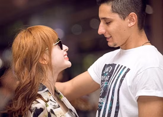 Lần khác, ống kính truyền thông còn bắt gặp ‘người đẹp thị phi’ với vùng da chảy xệ 2 bên má. Dù đã ‘ngụy trang’ bằng lớp trang điểm dầy cộp, nhược điểm này vẫn bị khán giả ‘soi’ được. Da mặt Phương Trinh đã có dấu hiệu lão hóa. Ở góc chụp nghiêng, chiếc cằm của Phương Trinh cũng không tự nhiên. Độ dài của chiếc cằm hơi bất thường, đôi lúc bị sưng to, không ăn nhập với gương mặt. ‘Bà mẹ nhí’ nhiều phen khốn khổ vì chiếc cằm lỗi. 