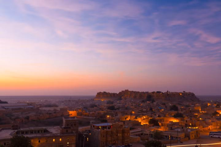 Jaisalmer, Rajasthan, Ấn Độ: Jaisalmer còn được gọi với cái tên “Thành phố Vàng” bởi hầu hết các tòa nhà đều được làm từ đá sa thạch vàng tạo nên khung cảnh vô cùng tráng lệ khi ánh sáng mặt trời chiếu vào