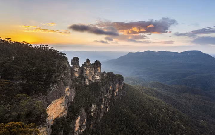 Echo Point, Blue Mountains, Australia: Blue Mountains là một trong những thắng cảnh thu hút nhất của Australia. Cách tốt nhất để ngắm bình minh ở đây là bạn hãy nghỉ qua đên ở thị trấn nhỏ Katoomba rồi sáng hôm sau dậy sớm và tới Echo Point để ghi lại vẻ đẹp tráng lệ của bình minh nơi núi non hùng vĩ