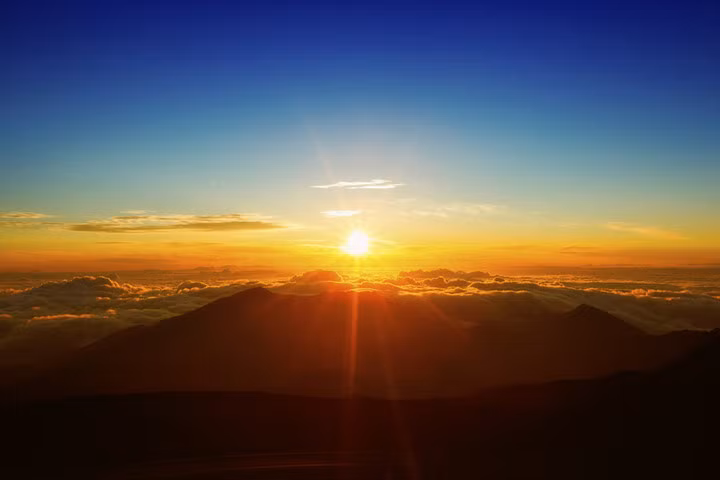 Haleakala, Maui, Hawaii, Mỹ: Ngắm bình minh trên đỉnh Haleakala, nơi những tia nắng xuyên qua những đám mây khiến bạn thấy mình như đang lạc vào một vùng đất khác