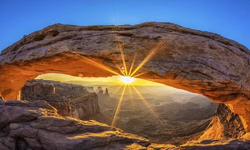 Công viên quốc gia Canyonlands, Utah, Mỹ: Vòm đá Mesa Arch nằm trong Công viên quốc gia Canyonlands là điểm đến nổi tiếng với nhiều nhiếp ảnh gia khắp thế giới bởi một lý do đặc biệt. Đó chính là cảnh bình minh tuyệt đẹp nơi đây khi phần đáy của mái vòm phát sáng do ánh sáng mặt trời phản chiếu qua. 