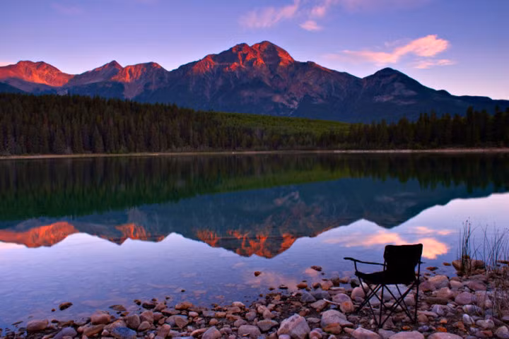 Công viên quốc gia Jasper, Alberta, Canada: Dù ở một nơi khá xa xôi, hẻo lánh và chưa nhiều người biết tới nhưng Jasper có đủ sức hút để khiến bạn mê mẩn với khung cảnh bình minh trên hồ nước Maligne nguyên sơ, trong trẻo