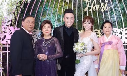 Cách đây không lâu, Hari Won - một trong những sao Việt tiết lộ, mẹ chồng rất thông cảm cho nghề của cô nên chưa bao giờ lên tiếng la rầy, trách mắng. Hari Won còn cho biết bà chăm sóc, quan tâm tới hai vợ chồng rất nhiều. Mỗi buổi sáng cô đi làm, mẹ chồng luôn nhắc cô uống một ly nước lọc trước khi ăn sáng.