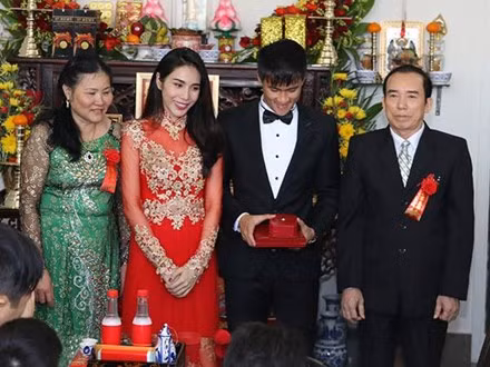 Ai cũng biết, Thủy Tiên là người khéo léo và rất được lòng mẹ chồng, em chồng. Mẹ Công Vinh từng nhận xét về con dâu: "Thủy Tiên là một cô con dâu hiền lành, nhưng gái miền Tây thì ít nói. Cũng vì mồ côi cha từ nhỏ nên có nhiều nỗi buồn riêng ở Thủy Tiên. Tôi làm sui gia, nhưng Thủy Tiên khen sống lúc nào cũng vô tư, dễ hơn mẹ đẻ. Tôi không bao giờ chấp con dâu gì cả, chuyện của con con làm, chuyện của mẹ mẹ làm". 