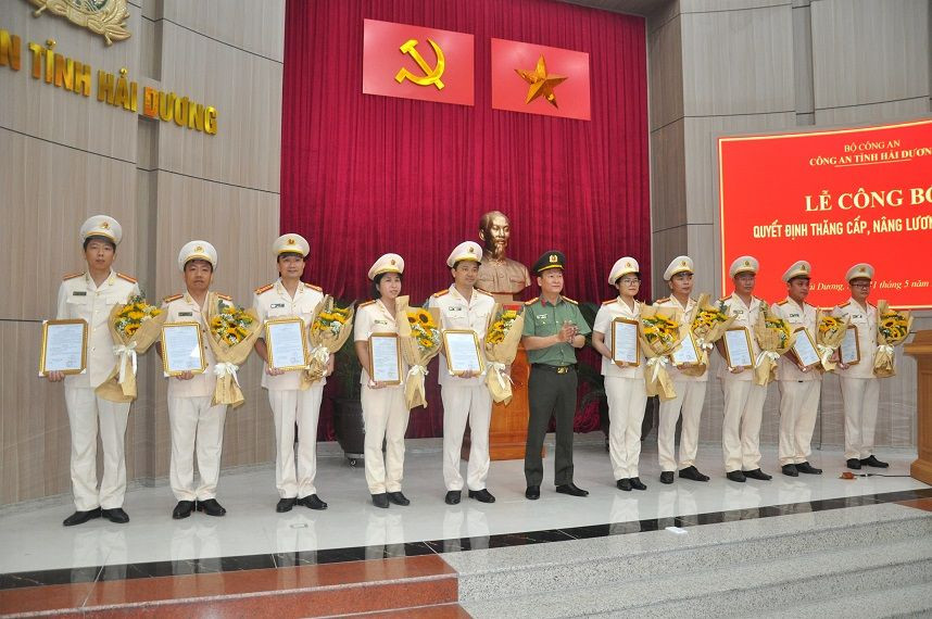 PGĐ Công an Hải Dương cùng 936 cán bộ được thăng cấp bậc hàm - Hình 3 PGD Cong an Hai Duong cung 936 can bo duoc thang cap bac ham-Hinh-3