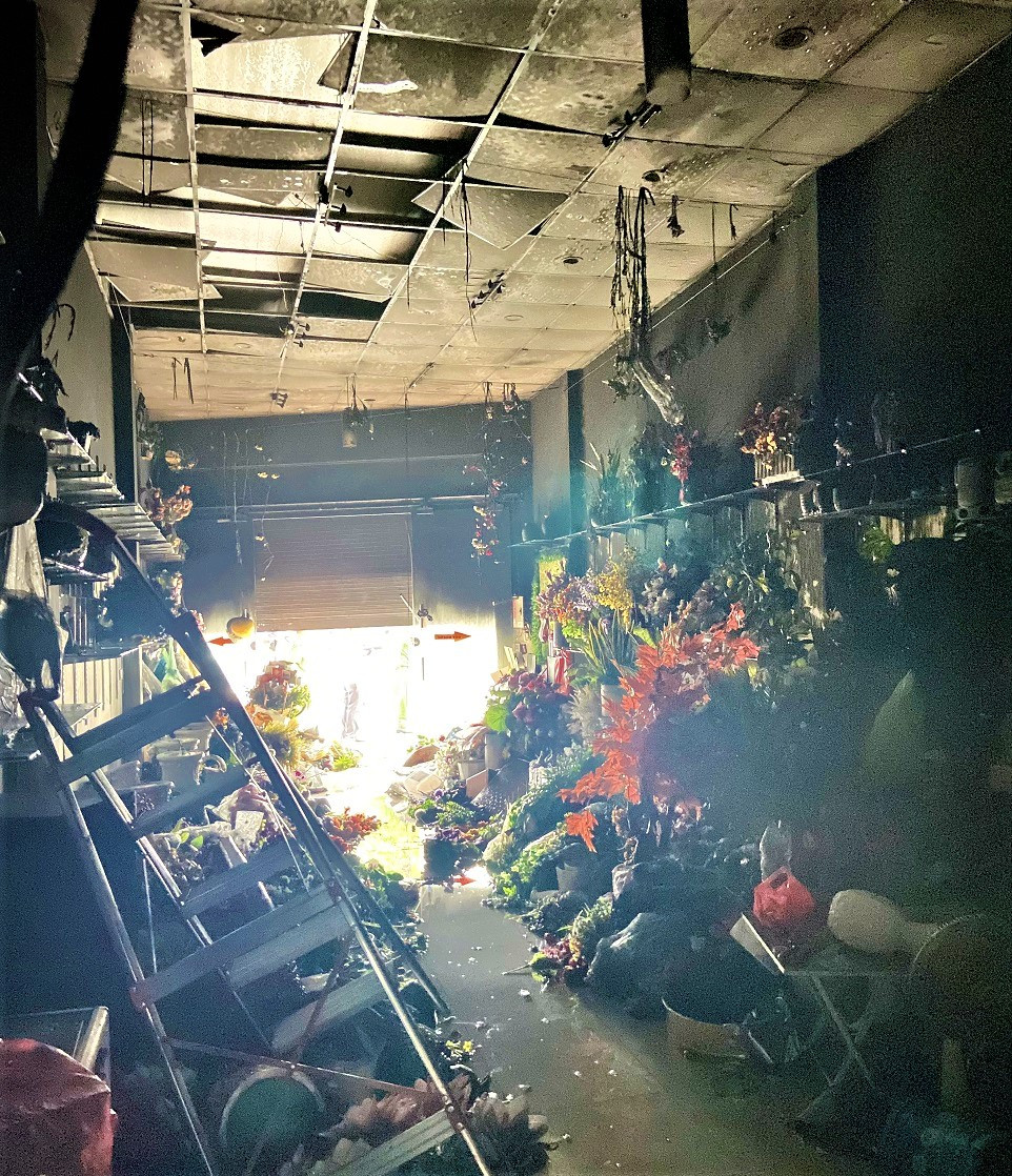 Cháy tiệm hoa ở Hải Dương: Vợ chồng chủ hộ may mắn thoát ra ngoài - Hình 3 Chay tiem hoa o Hai Duong: Vo chong chu ho may man thoat ra ngoai-Hinh-3