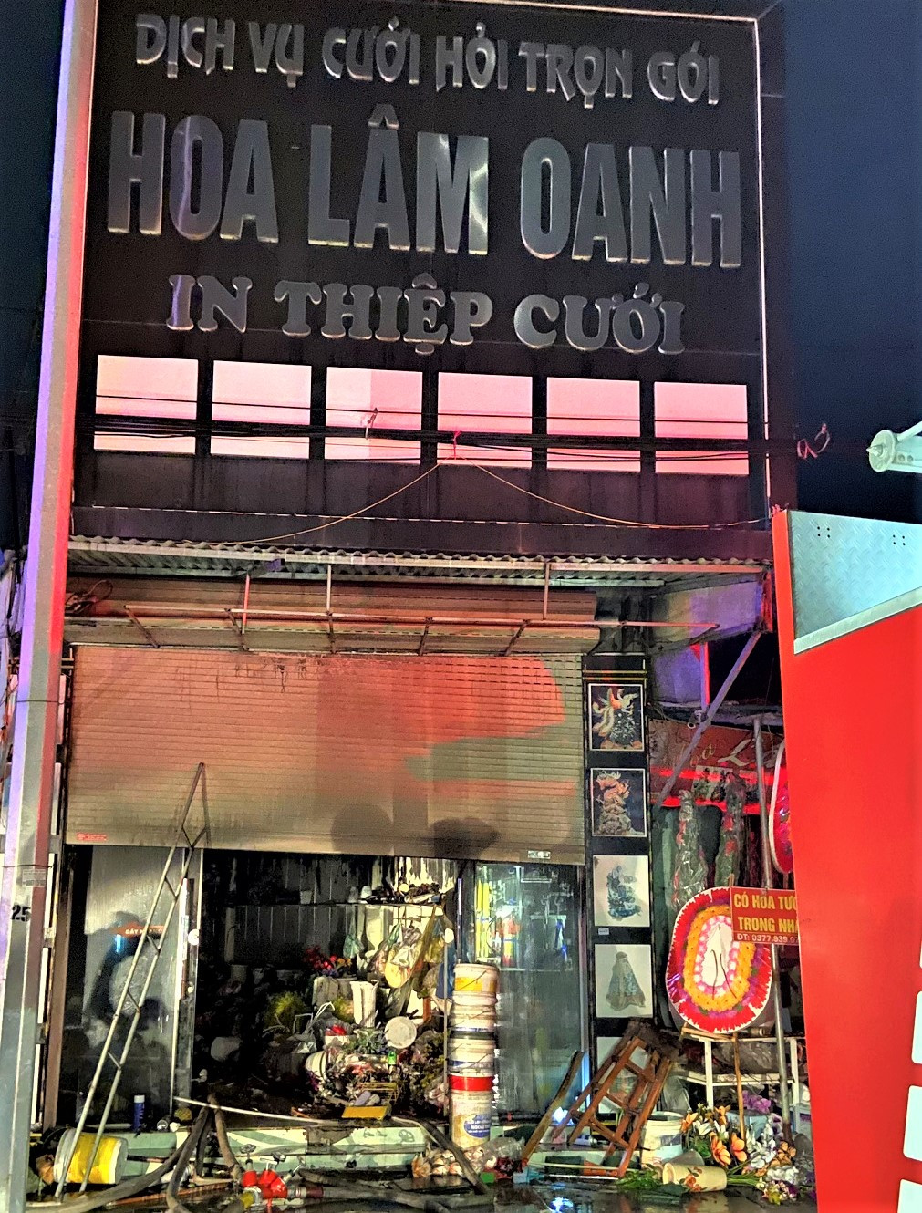 Cháy tiệm hoa ở Hải Dương: Vợ chồng chủ hộ may mắn thoát ra ngoài Chay tiem hoa o Hai Duong: Vo chong chu ho may man thoat ra ngoai