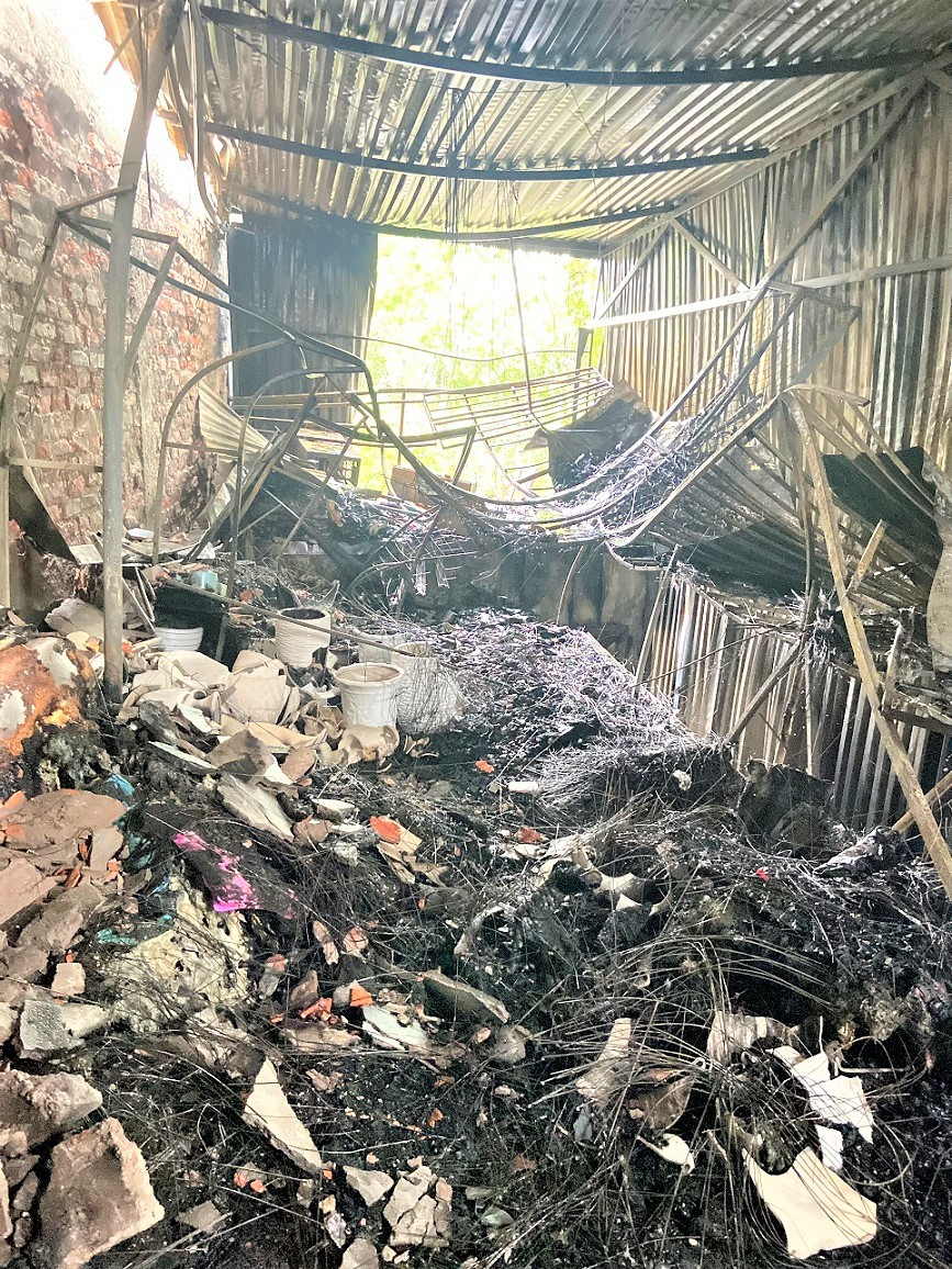 Cháy tiệm hoa ở Hải Dương: Vợ chồng chủ hộ may mắn thoát ra ngoài - Hình 2 Chay tiem hoa o Hai Duong: Vo chong chu ho may man thoat ra ngoai-Hinh-2