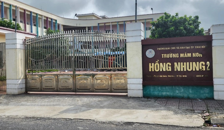 Bé 5 tuổi tử vong trên xe: Khởi tố thêm lái xe và 2 cô giáo Be 5 tuoi tu vong tren xe: Khoi to them lai xe va 2 co giao