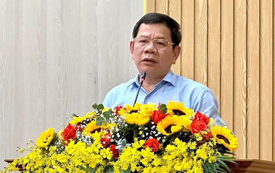 Quá trình công tác, ông Đặng Văn Minh đã từng đảm nhận các chức vụ Giám đốc Sở Giao thông Vận tải tỉnh Quảng Ngãi, Phó Chủ tịch Thường trực UBND tỉnh, Bí thư Thành ủy Quảng Ngãi, Trưởng Ban Tổ chức Tỉnh ủy Quảng Ngãi.