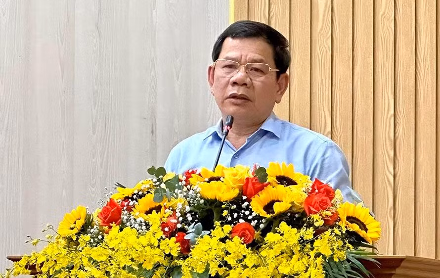 Quá trình công tác, ông Đặng Văn Minh đã từng đảm nhận các chức vụ Giám đốc Sở Giao thông Vận tải tỉnh Quảng Ngãi, Phó Chủ tịch Thường trực UBND tỉnh, Bí thư Thành ủy Quảng Ngãi, Trưởng Ban Tổ chức Tỉnh ủy Quảng Ngãi.