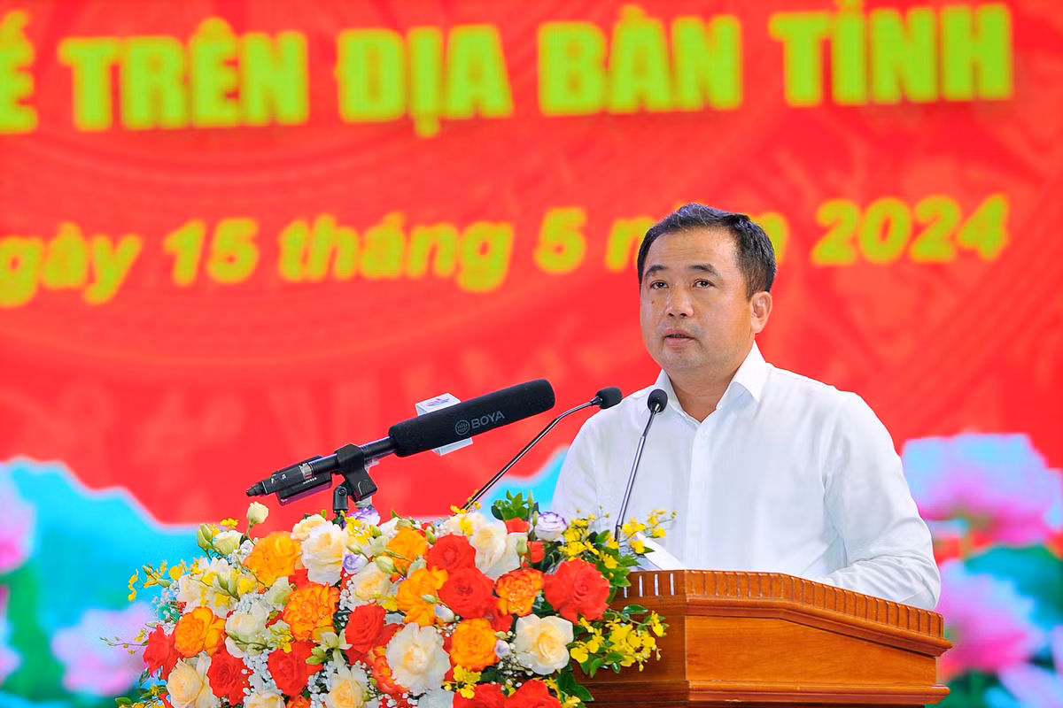 Bi thu Tinh uy Hai Duong doi thoai voi can bo nganh y te