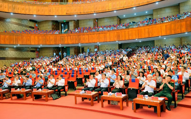 Bi thu Tinh uy Hai Duong doi thoai voi can bo nganh y te-Hinh-2