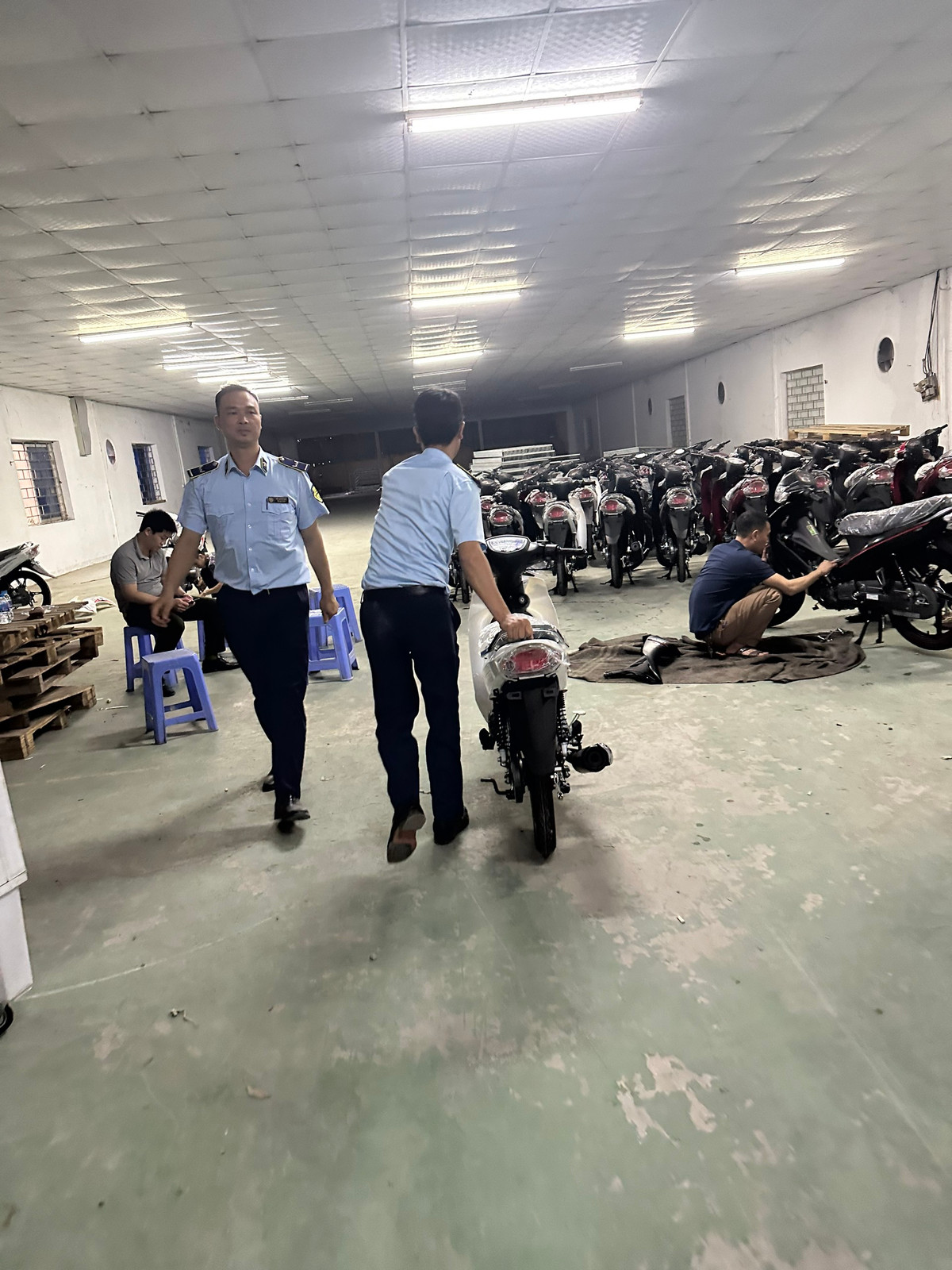 Khởi tố vụ sản xuất hàng giả tại công ty xe máy LIFAN Việt Nam - Hình 2 Khoi to vu san xuat hang gia tai cong ty xe may LIFAN Viet Nam-Hinh-2