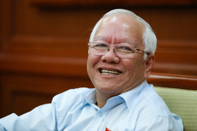 Ông Lê Hoàng Quân sinh năm 1953 tại huyện Dĩ An, tỉnh Bình Dương, có bằng cử nhân luật và cử nhân chính trị. Trong thời kỳ kháng chiến chống Mỹ, ông từng làm giao liên, sau đó lần lượt trải qua nhiều chức vụ tại TP Biên Hòa và tỉnh Đồng Nai.