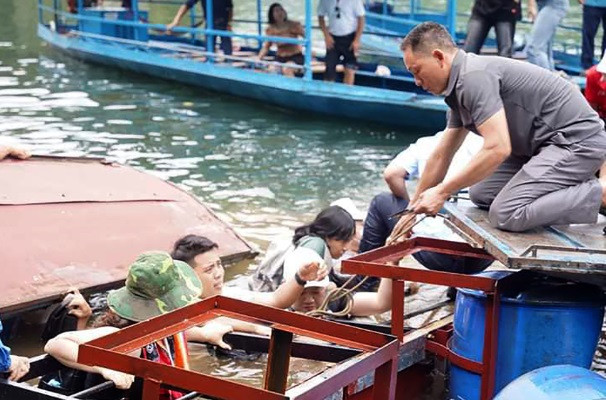 Lat cau phao noi, 20 khach du lich roi xuong ho Ba Be