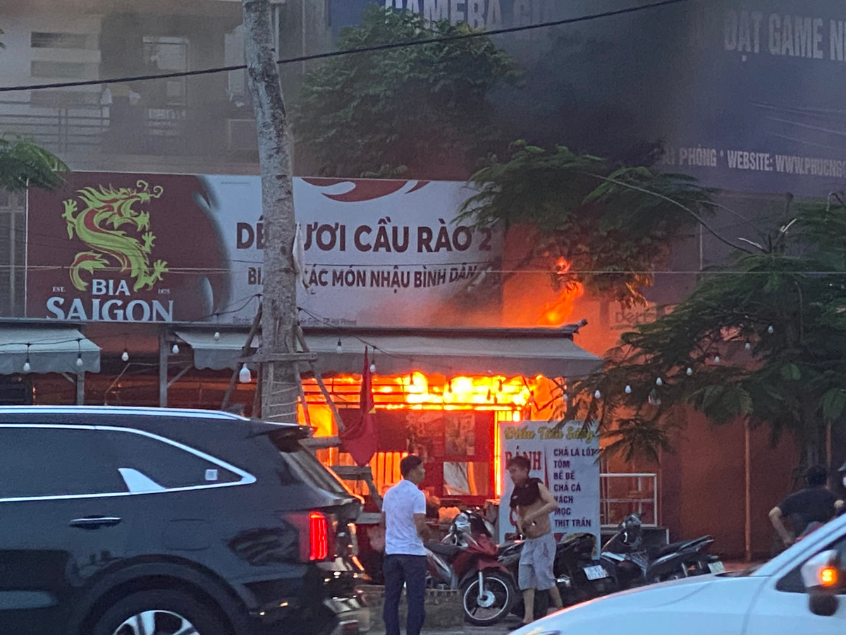 Khu vực xảy ra vụ cháy là nhà 1 tầng cũng là nơi bán hàng ăn. 