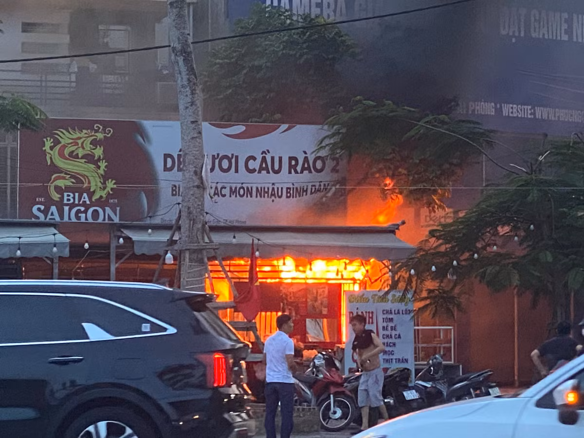 Khu vực xảy ra vụ cháy là nhà 1 tầng cũng là nơi bán hàng ăn. 