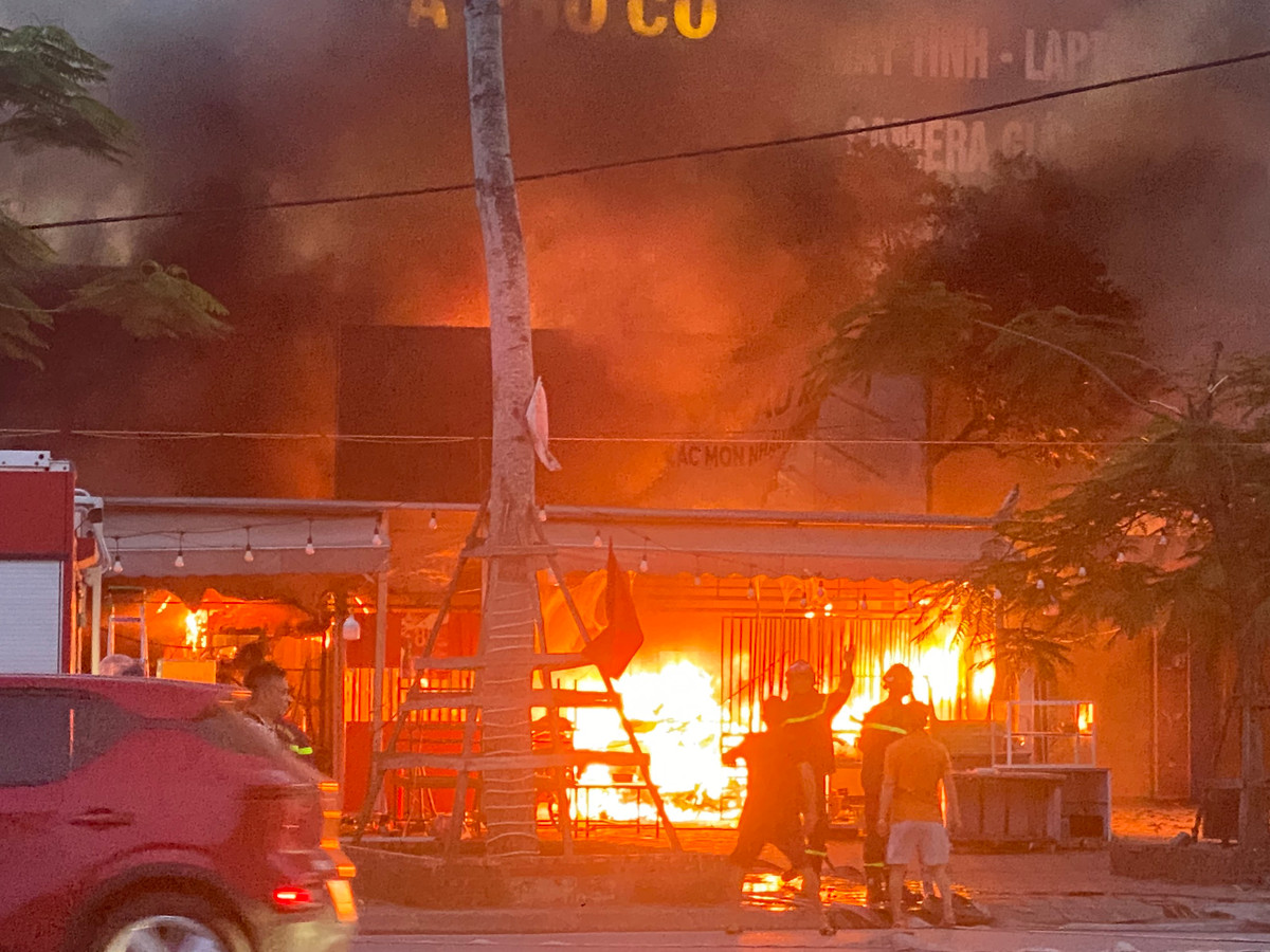 Chi nhánh Điện lực Lê Chân đã cắt điện khu vực xảy ra cháy.