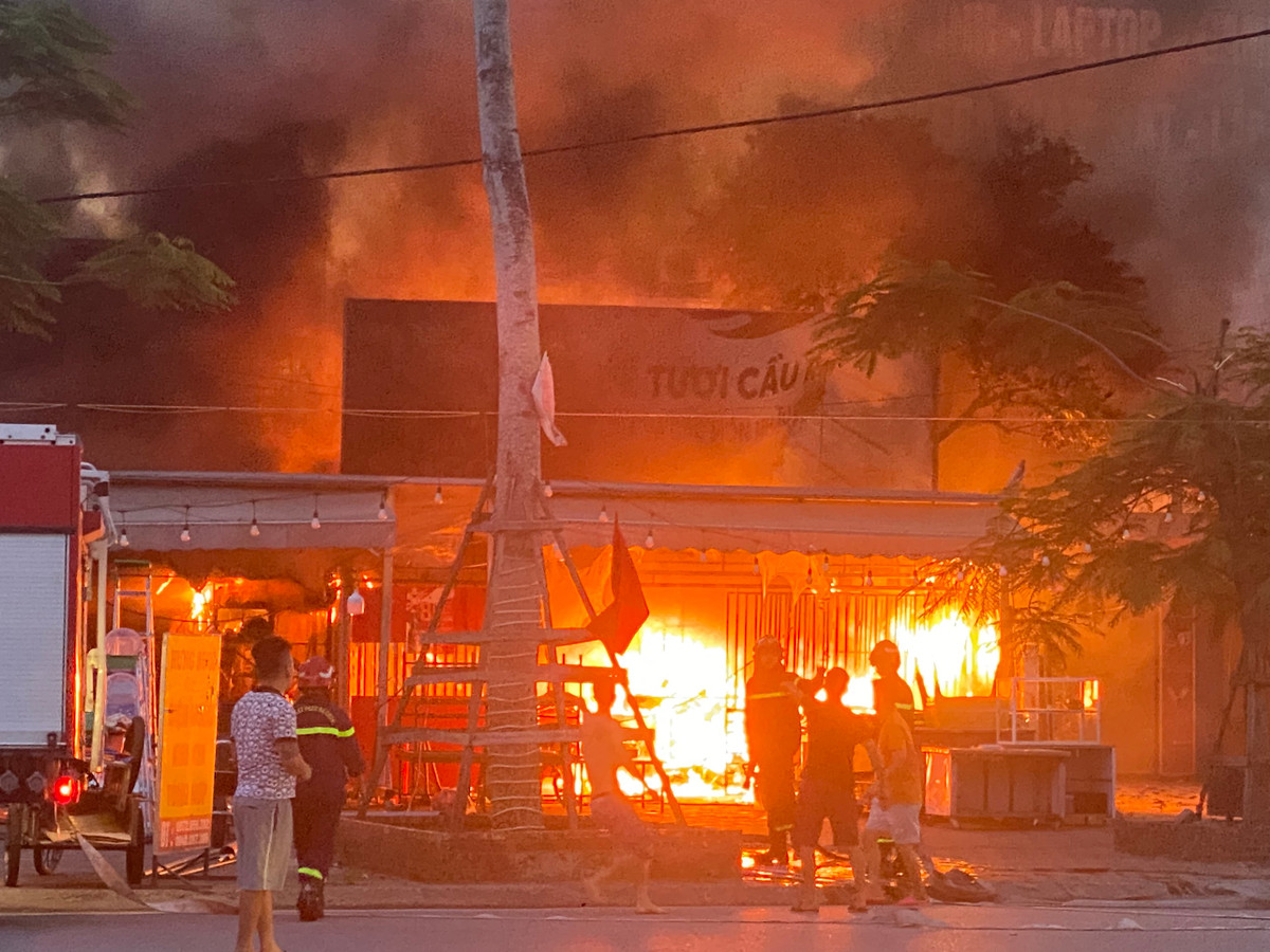 Ngọn lửa bao trùm quán ăn.
