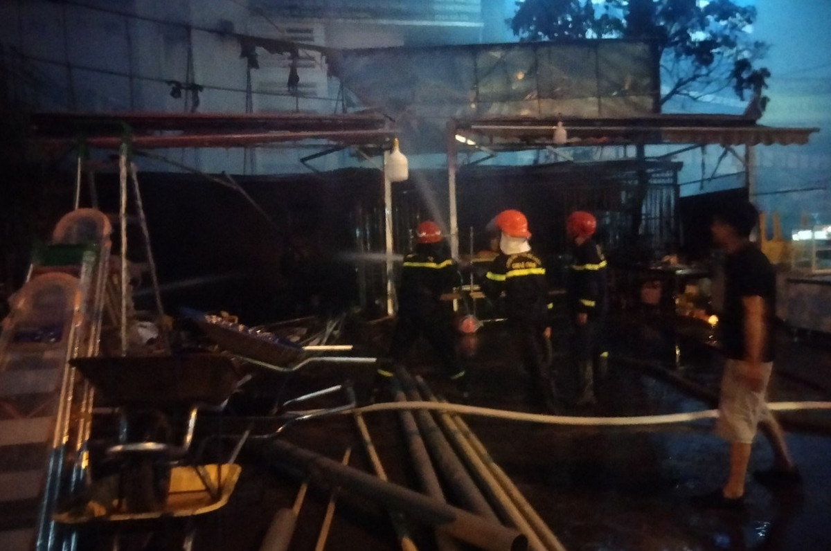 Lực lượng chức năng tiếp tục làm mát và xác minh về thiệt hại.