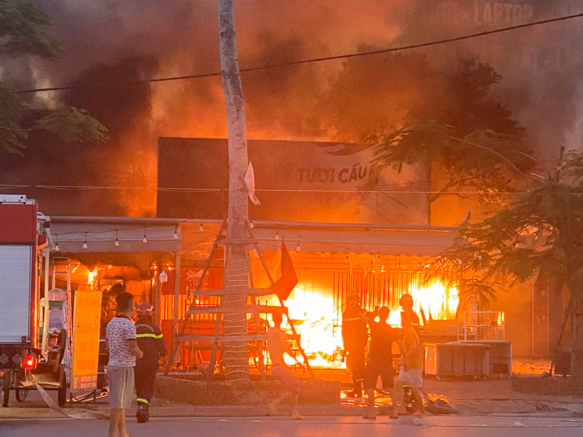 Ngọn lửa bao trùm quán ăn.