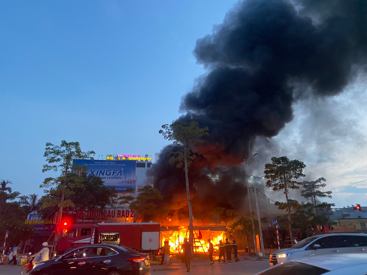 Đám cháy ngày một lan rộng, khói đen bốc lên cao. Người dân đã báo tin đến Trung tâm 114 Phòng Cảnh sát PCCC và CNCH – CATP Hải Phòng.