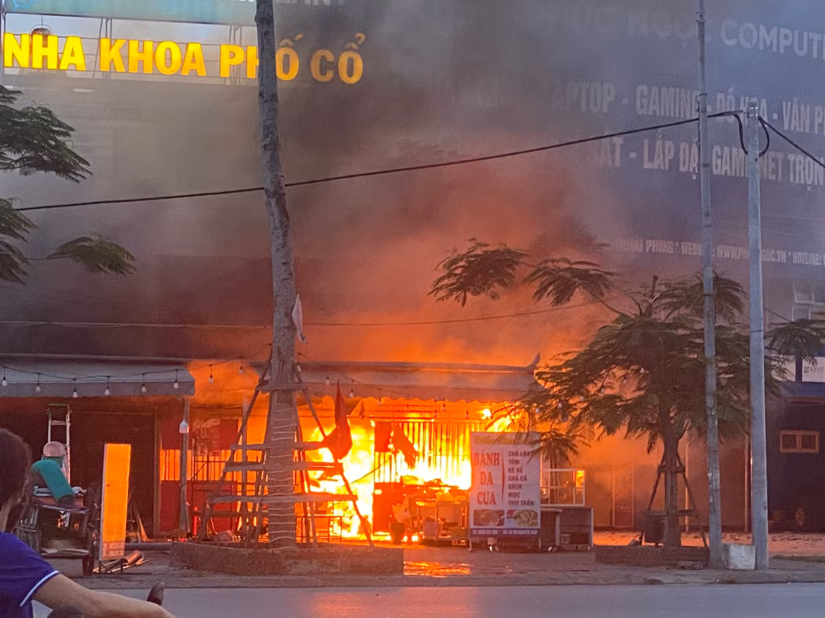 Nhận được tin báo, Trung tâm 114 điều động lực lượng và phương tiện gồm 1 xe chữa cháy của Công an quận Lê Chân, 1 xe chữa cháy của Đội Cảnh sát chữa cháy và cứu nạn, cứu hộ khu vực trung tâm kịp thời đến hiện trường chữa cháy. 