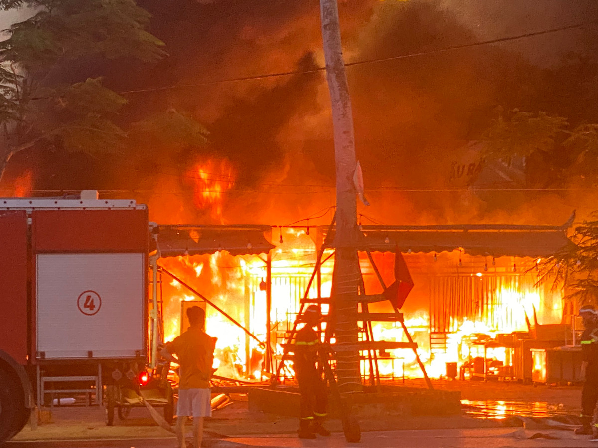 Sau 40 phút nỗ lực dập lửa, đám cháy đã được khống chế. Vụ cháy không gây thiệt hại về người, nhưng một số vật dụng bị thiêu rụi.