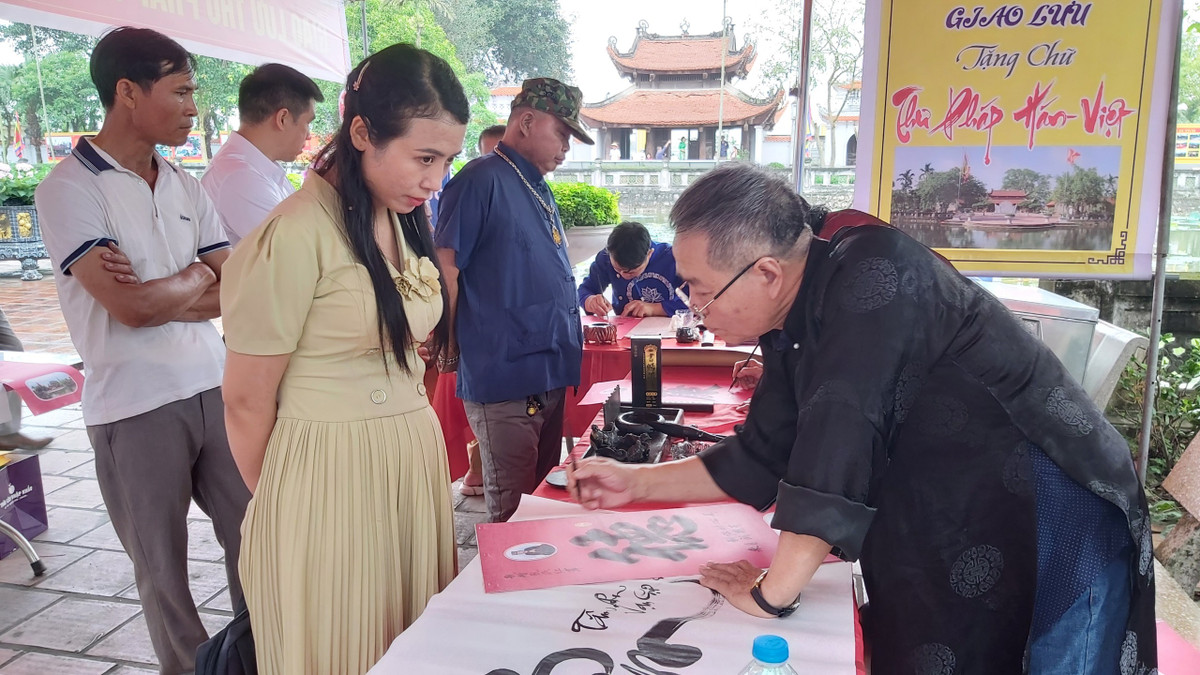 Du khách xin chữ tại đền Bia.