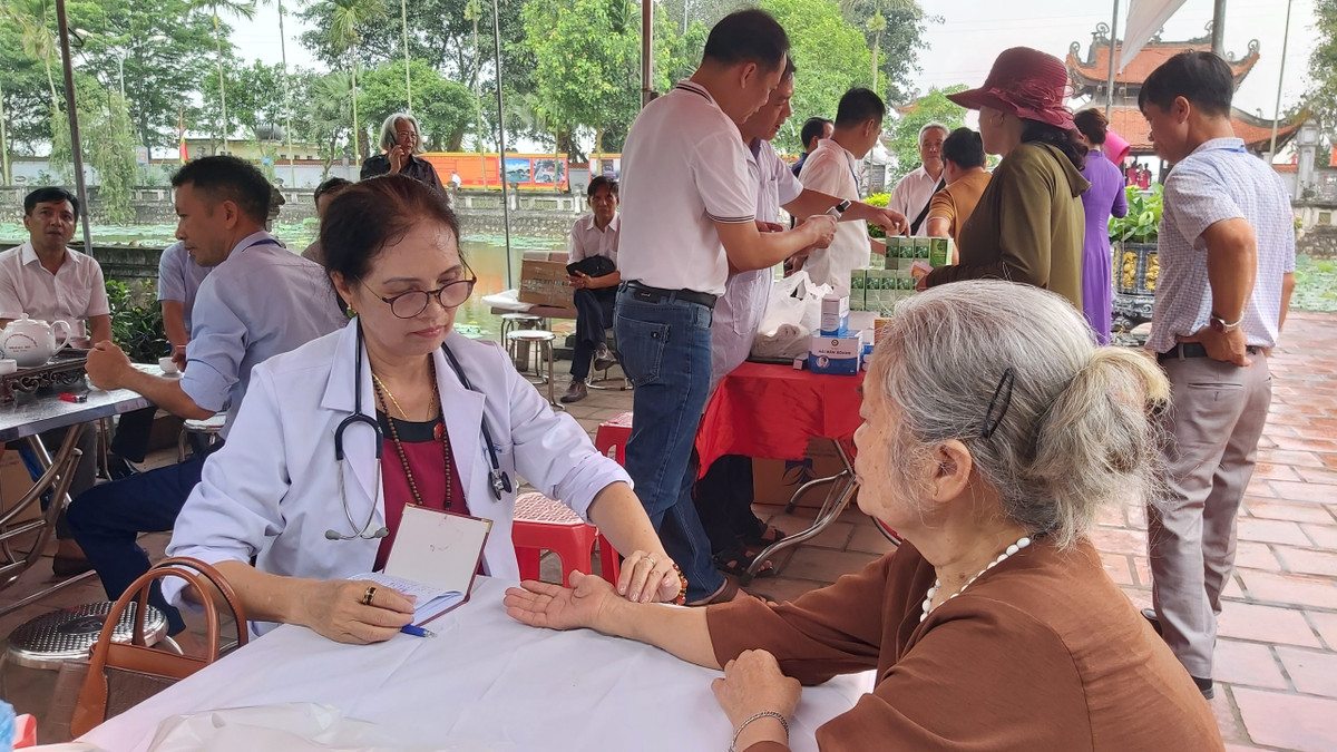 Khám bệnh và phát thuốc miễn phí là một trong những hoạt động đặc trưng chỉ có ở lễ hội đền Bia 