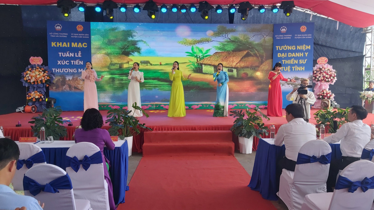 Đáng chú ý, trong khuôn khổ lễ hội, UBND huyện Cẩm Giàng phối hợp với Sở Công Thương khai mạc Tuần lễ xúc tiến thương mại năm 2024; giới thiệu, quảng bá các sản phẩm OCOP tiêu biểu của tỉnh Hải Dương và huyện Cẩm Giàng. 