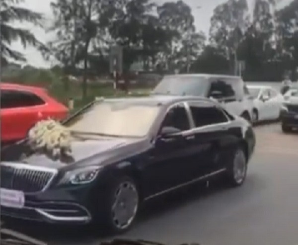 Ngay sau đó, Công an huyện Gia Lộc đã tiến hành xác minh, làm rõ. Quá trình xác minh xác định có 4 phương tiện liên quan gồm ô tô nhãn hiệu BMW 430i màu hồng BKS 34A-744.XX; xe ô tô màu trắng BKS 34A-661.XX; xe ô tô nhãn hiệu Porsche màu cam BKS 30L-369.XX và Maybach S400 không gắn biển số. Các xe này dừng đỗ trên lòng đường ở vị trí trên để quay phim, chụp ảnh cưới trong thời gian khoảng 5 phút làm ảnh hưởng đến an toàn giao thông. 