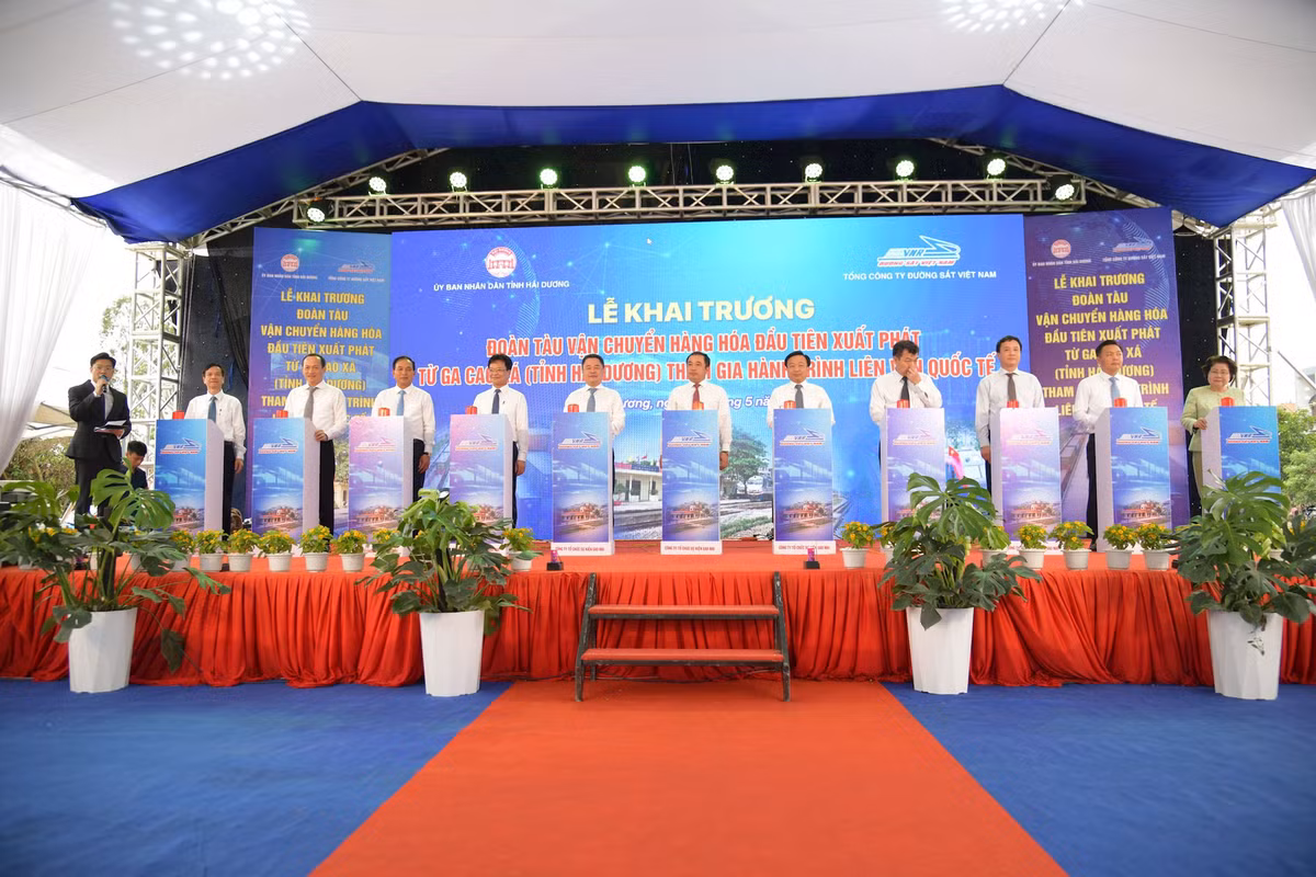 Khai truong doan tau dau tien cho hang lien van quoc te tu ga Cao Xa