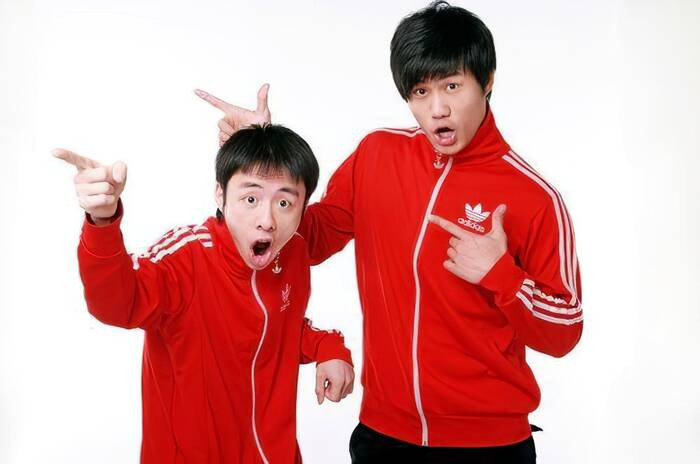 Hai chàng trai này là Hoàng Nghệ Hinh và Vy Vỹ (cùng sinh năm 1982), khi ấy là sinh viên năm cuối ngành Điêu khắc của Học viện Mỹ thuật Quảng Châu.