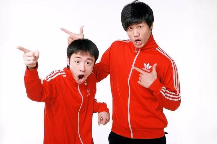 Hai chàng trai này là Hoàng Nghệ Hinh và Vy Vỹ (cùng sinh năm 1982), khi ấy là sinh viên năm cuối ngành Điêu khắc của Học viện Mỹ thuật Quảng Châu.