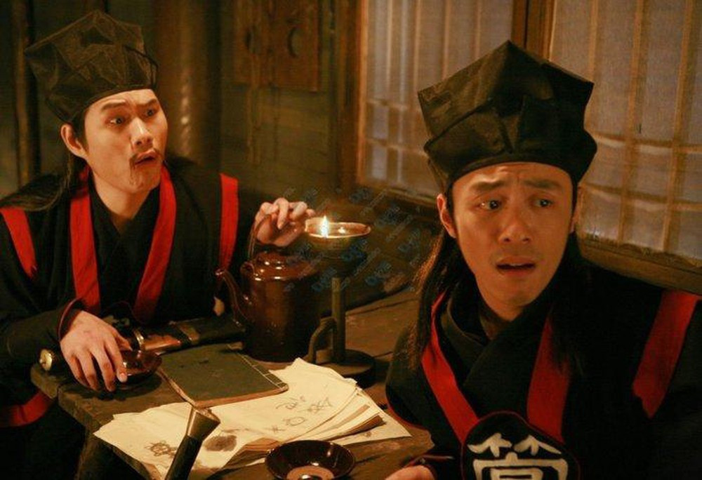 Ban đầu, Hoàng Nghệ Hinh - Vy Vỹ quay các video hát nhép ca khúc của nhóm Backstreet Boys và một số bài hát tiếng Trung bằng webcam chất lượng thấp chỉ để cho vui, cũng như khoe với bạn bè.