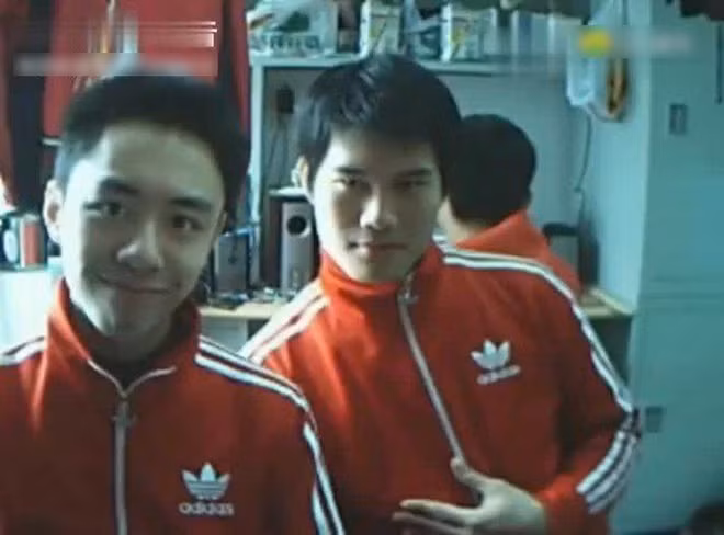 Cách đây 14 năm, video ghi lại hình ảnh 2 nam sinh Trung Quốc mặc đồng phục thể thao, hát nhép theo ca khúc As Long As You Love Me (Backstreet Boys) với biểu cảm hài hước trong phòng ký túc xá lan truyền chóng mặt trên Internet. Hình ảnh này đã trở thành một phần tuổi thơ của rất nhiều người thuộc thế hệ cuối 8X, đầu 9X.