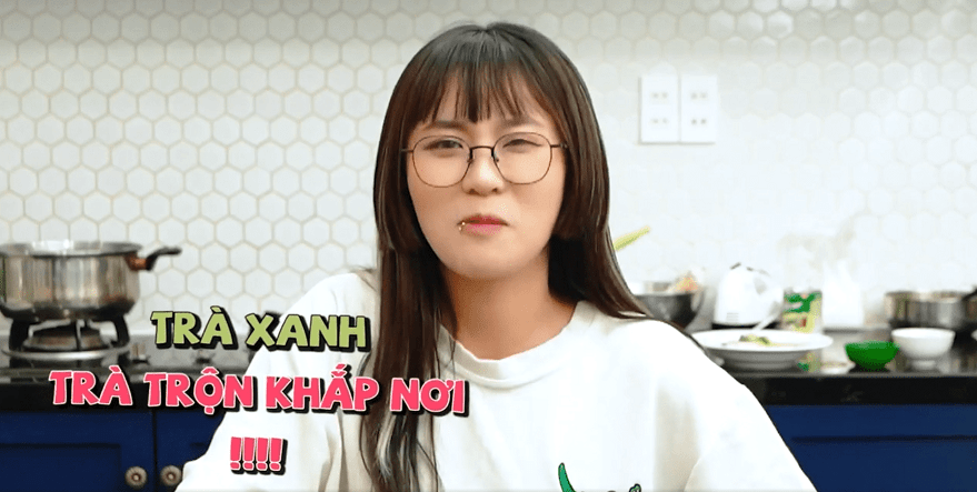 Trong video mới nhất, nữ streamer MisThy đã thực hiện thử thách ăn uống tất cả mọi thứ với trà xanh. Theo đó, cô nàng cho biết bản thân là người thích ăn trà xanh nên đã trải nghiệm ăn các món như: bánh mì kem trà xanh, mì ý trà xanh, pudding trà xanh, bánh mì kẹp trà xanh, xiên que chấm sốt trà xanh…