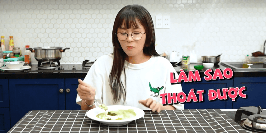 Trong clip, thỉnh thoảng nữ streamer nổi tiếng sẽ lại chèn vào những lời nhận xét: “Trà xanh ăn đúng lúc mới tốt cho sức khỏe, trà xanh trà trộn vào bất cứ nơi nào trong cuộc sống này, trà xanh như thế này thì mấy anh trai sao có thể thoát được…”