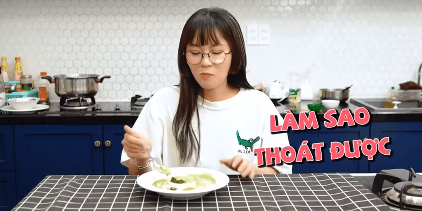 Trong clip, thỉnh thoảng nữ streamer nổi tiếng sẽ lại chèn vào những lời nhận xét: “Trà xanh ăn đúng lúc mới tốt cho sức khỏe, trà xanh trà trộn vào bất cứ nơi nào trong cuộc sống này, trà xanh như thế này thì mấy anh trai sao có thể thoát được…”