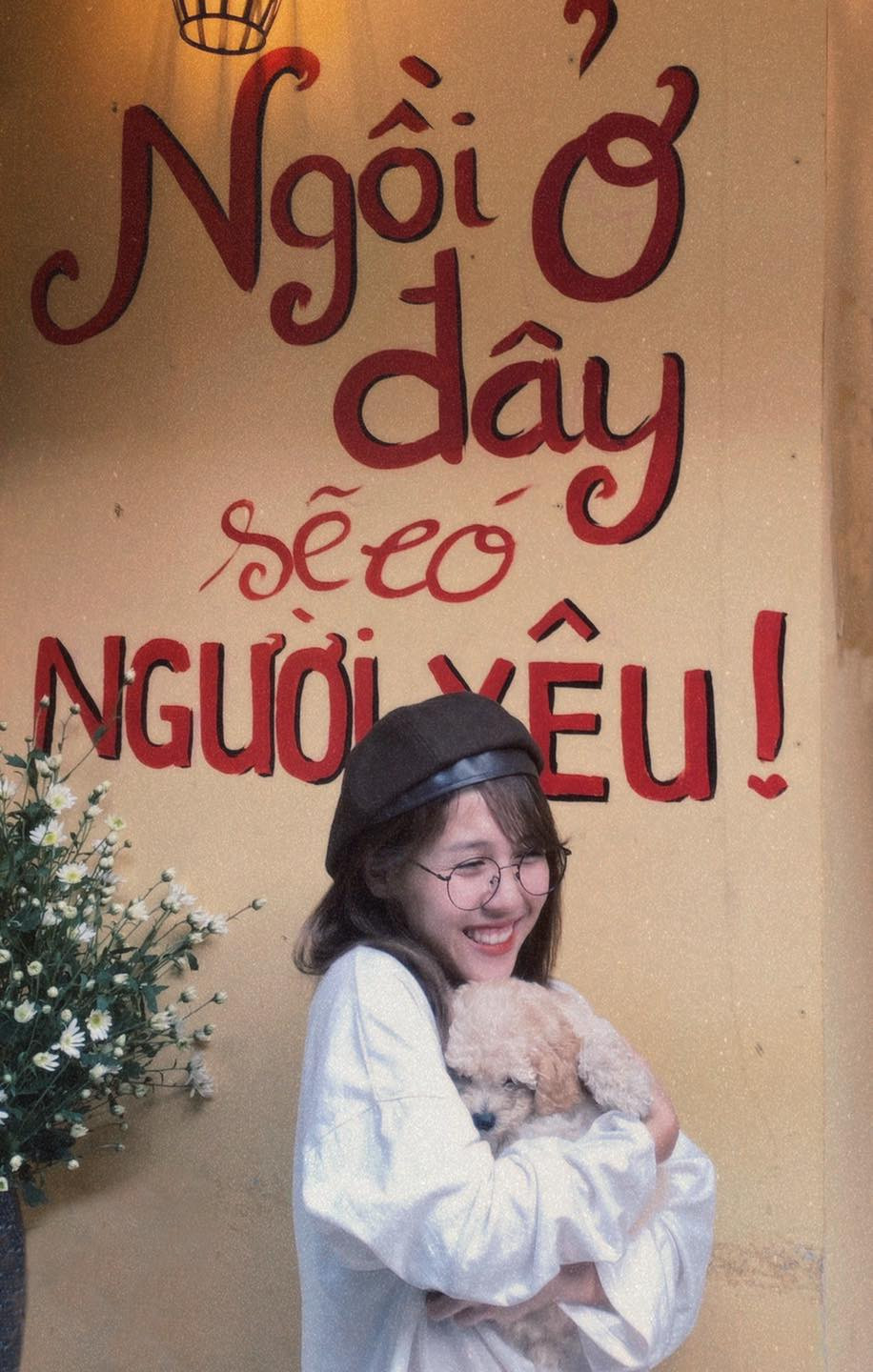 Trong làng Youtuber Việt Nam, Hậu Hoàng hiện là một trong những Youtuber đình đám nhất. Cô nàng gây ấn tượng với những clip nhạc chế với nội dung vui nhộn, hình ảnh được đầu tư kỹ lưỡng.