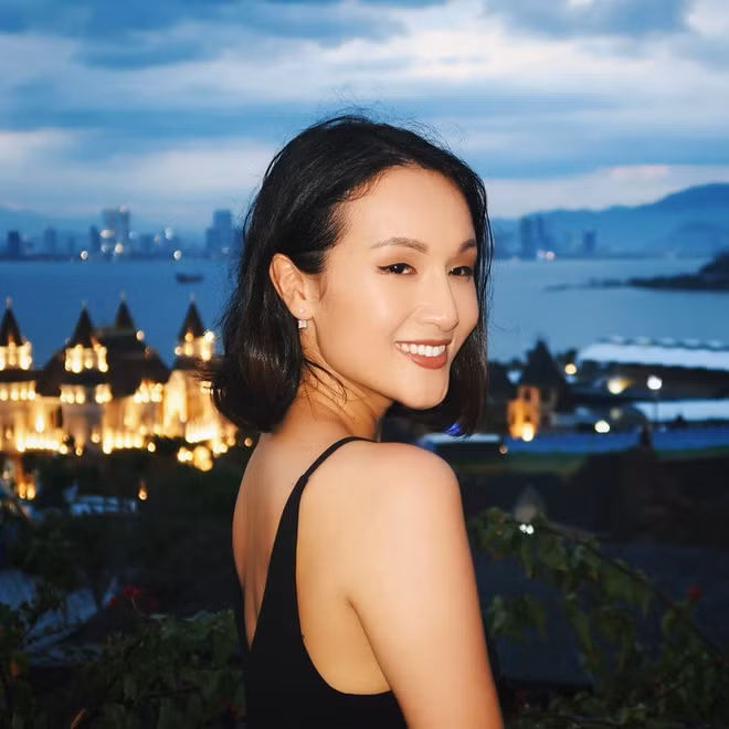 Được biết trước đó, Giang từng có 4 năm sinh sống và học tập tại Anh, hoàn thành bậc Đại học ngành Fashion Design &amp; Technology, sau tốt nghiệp cô nàng về nước và tiếp tục theo đuổi công việc yêu thích là stylist, phóng viên thời trang.