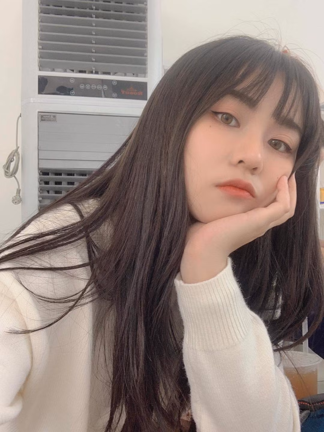 MisThy từng học khoa Ngân hàng tại Đại học Kinh Tế TP HCM. Đây cũng là nữ streamer đầu tiên đạt 100.000 lượt theo dõi trên kênh YouTube riêng.