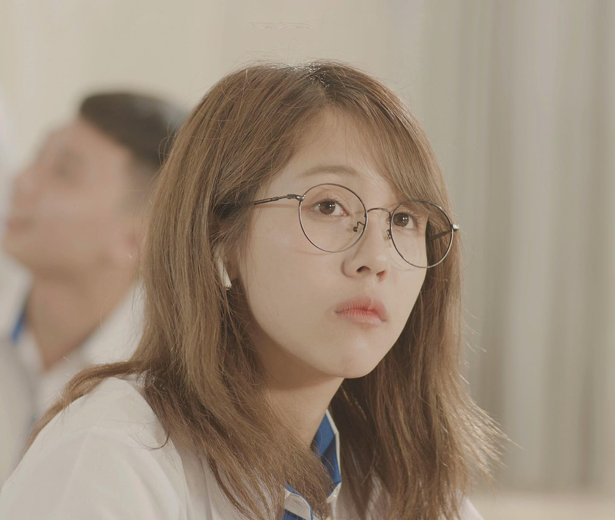 Thành công với nghề Youtuber nhưng ít ai biết rằng cô nàng nhí nhố trong các clip nhạc chế từng là nữ sinh có thành tích học tập rất tốt. Được biết Hậu Hoàng từng học cấp 2 tại trường Lô-mô-nôxốp.