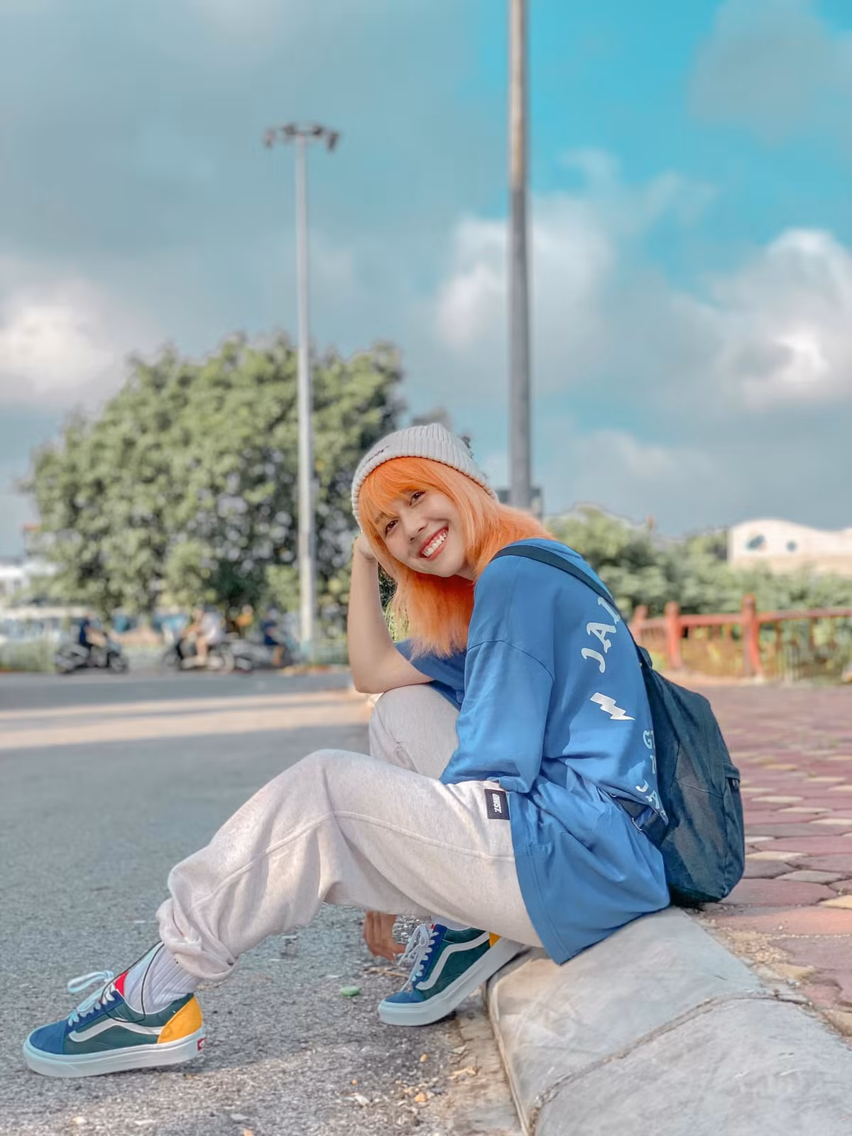 Tốt nghiệp THPT, cô thi vào ngành Tài chính Quốc tế, Học viện Tài chính. Đến năm thứ 4, một lần cô sinh viên này đăng tải clip cover lên mạng với mục đích "cho vui", ai ngờ đây là bước ngoặt để Hậu Hoàng bén duyên với công việc Youtuber hiện tại.