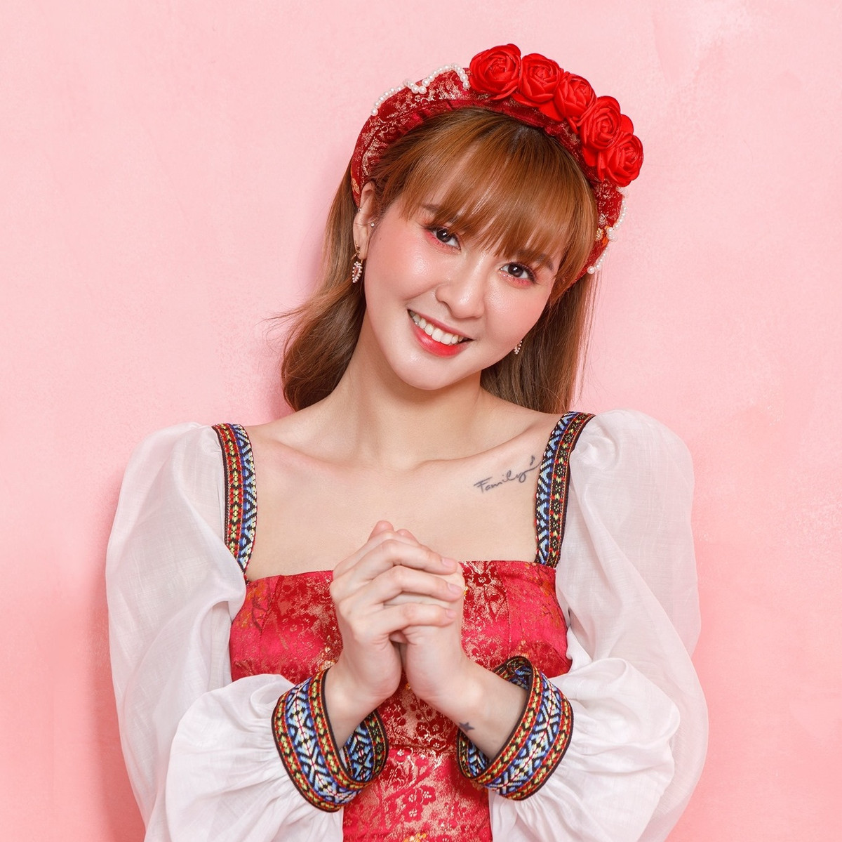 Nữ streamer đã đốn tim người hâm mộ với những trang phục cá tính, bắt mắt.